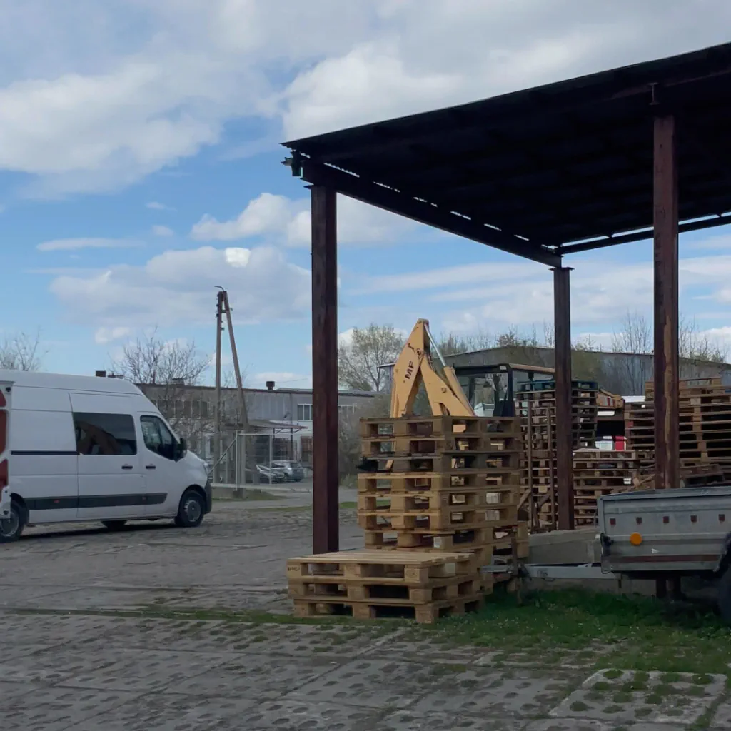 Територія польського складу, де ми приймаємо вантажі із Європи