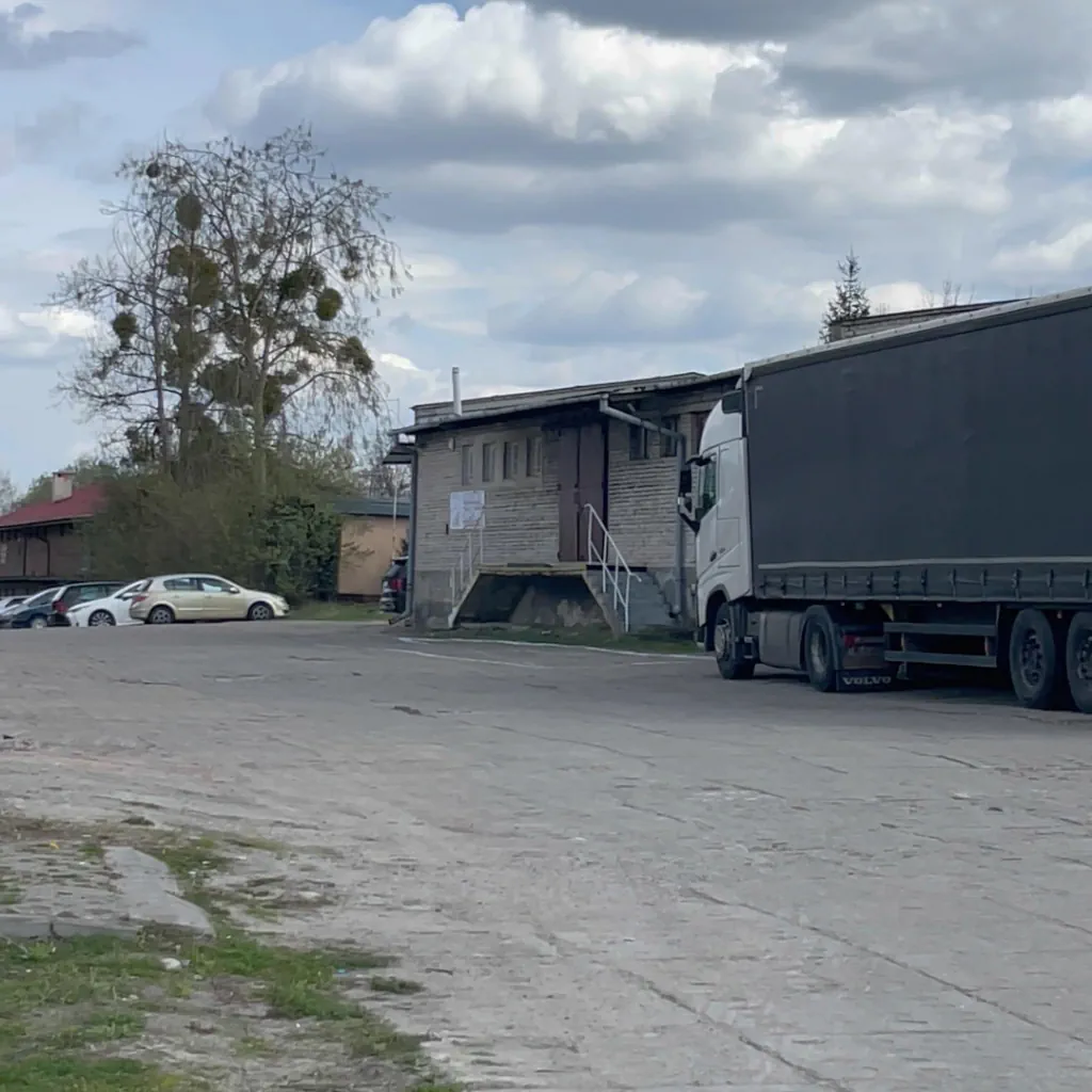 Завантажуємо посилки у вантажівку перед рейсом до України