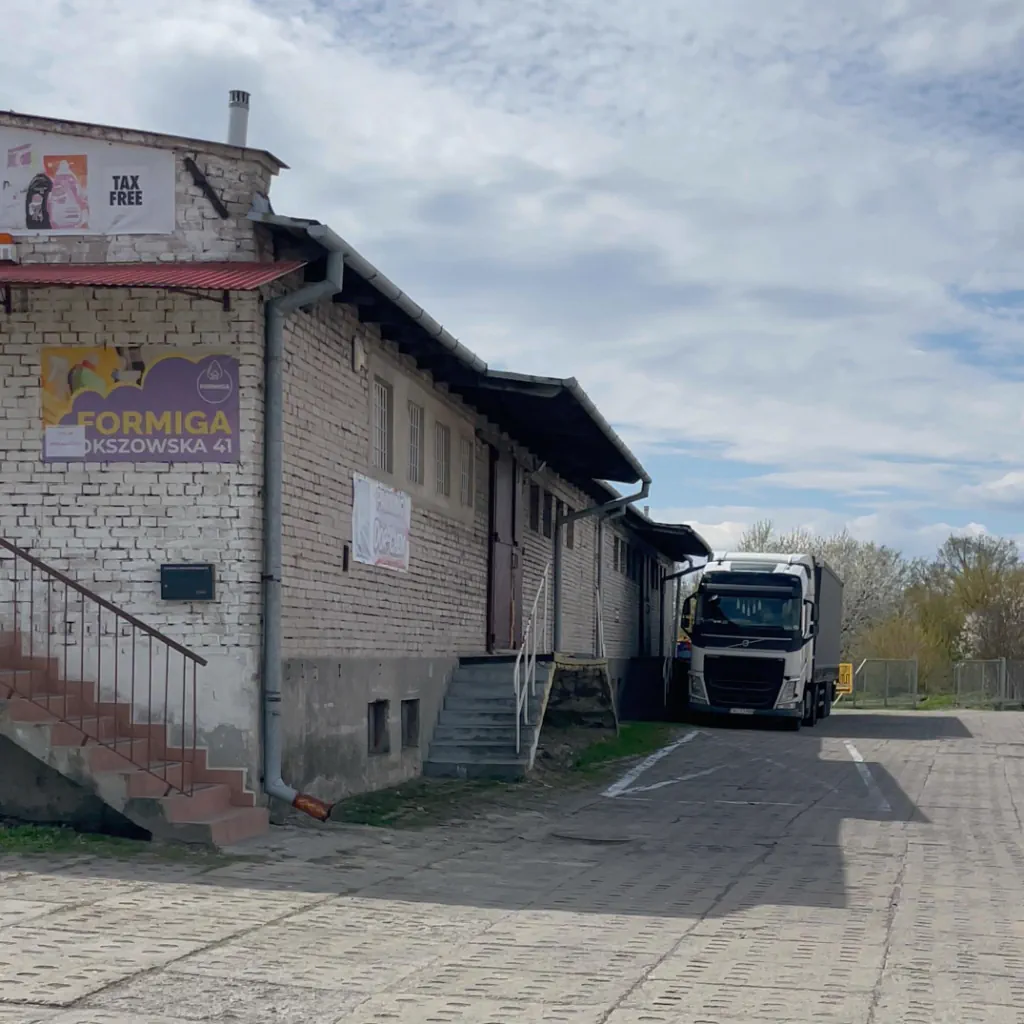 Один з наших складів та місце для вантажівок у Польщі